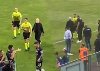 Napoli Başkanı Aurelio de Laurentiis sahaya girdi, hakemi azarladı