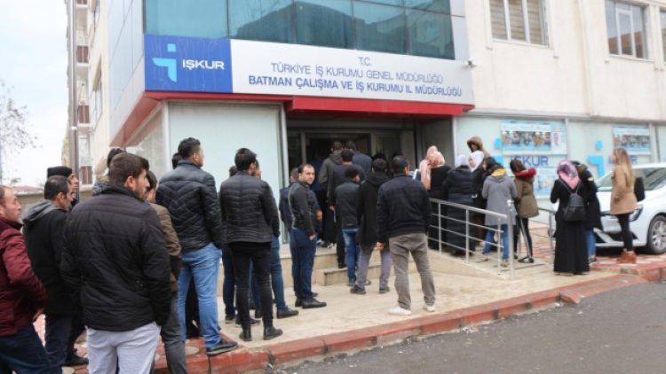 Kayıtlı işsiz sayısı yıllık bazda yarım milyon kişi arttı