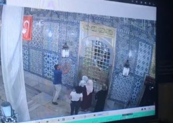 Eyüp Sultan Türbesi’ndeki tarihi çinilere çekiçli saldırı