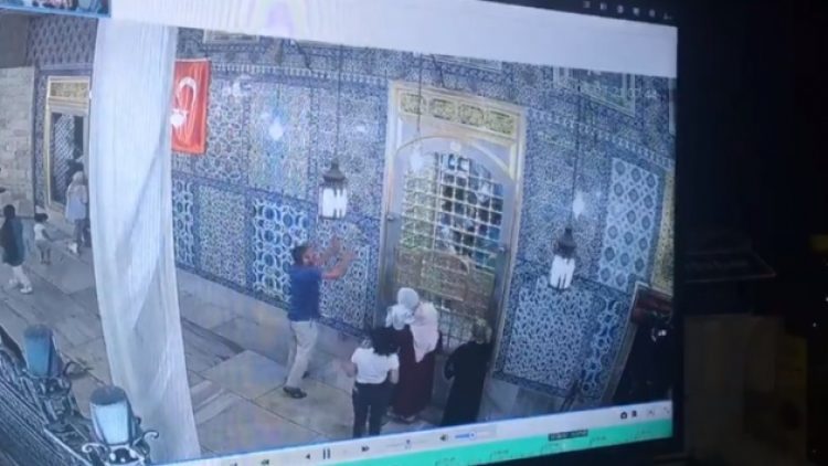 Eyüp Sultan Türbesi’ndeki tarihi çinilere çekiçli saldırı