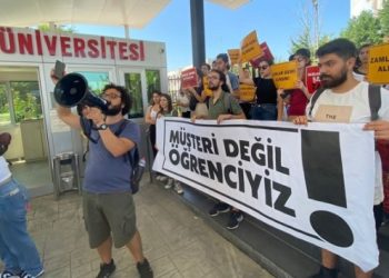 Fahiş zam yapan üniversitelerden geri adım