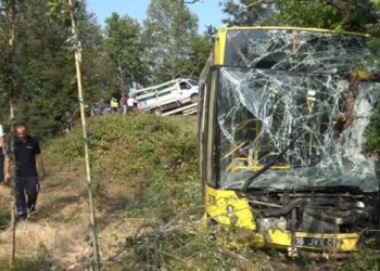Belediye otobüsü, kamyonete çarptı; 2’si ağır, 21 yaralı