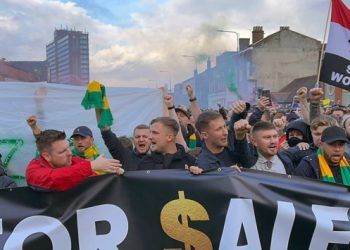 Manchester United taraftarları sokağa indi