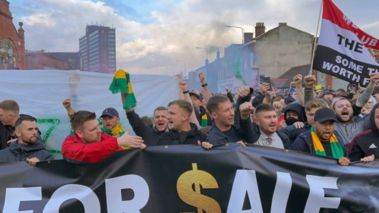 Manchester United taraftarları sokağa indi