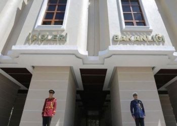 İçişleri’nden yönetmelik değişikliği: Bayanlar saç modelleri ve renklerinde abartıya kaçamaz