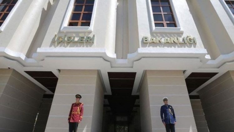 İçişleri’nden yönetmelik değişikliği: Bayanlar saç modelleri ve renklerinde abartıya kaçamaz