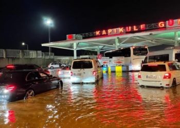 Kapıkule gümrük sahasını su bastı