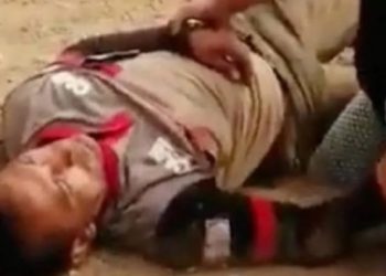 Futbolcular kırmızı kart gösteren hakemi uçurumdan aşağıya attı