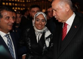 Ünsal Ban 4,5 milyon Euro’luk tekneyi Zehra Taşkesenlioğlu’yla birlikte teslim almış
