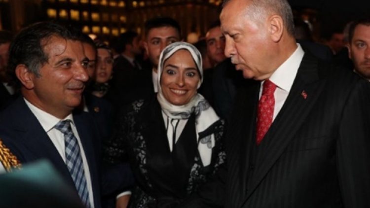 Ünsal Ban 4,5 milyon Euro’luk tekneyi Zehra Taşkesenlioğlu’yla birlikte teslim almış