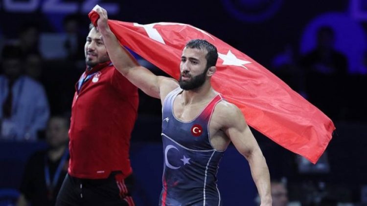Milli güreşçi Burhan Akbudak, dünya şampiyonu oldu