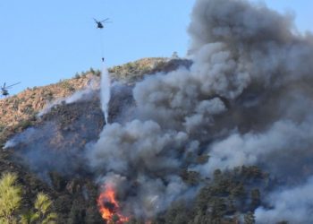 Marmaris’teki orman yangınına havadan müdahale devam ediyor