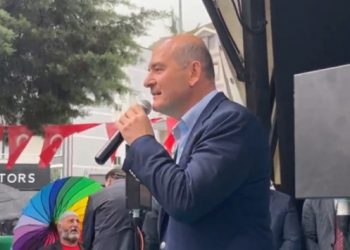 Süleyman Soylu konuşurken vatandaşa gökkuşağı renkli şemsiyesini kapattırdılar
