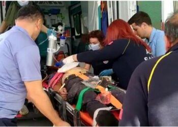 Gölcük Donanma Komutanlığı’nda bakıma alınan gemide boya yapan 5 asker denize düştü.