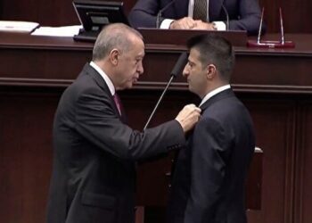 AKP’ye geçen Mehmet Ali Çelebi’nin rozetini Erdoğan taktı