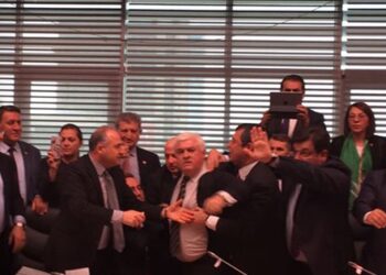 “Evlatlarımız yanıyor, biz başkanlık konuşuyoruz!”