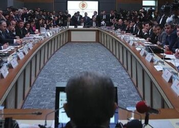 Anayasa teklifinden Cumhurbaşkanı olmak için “doğuştan Türk olma” şartı çıkarıldı