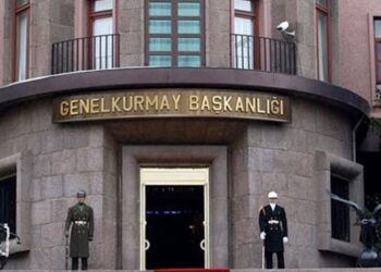 ‘ABD’ye yakın komutanlar atıldı’