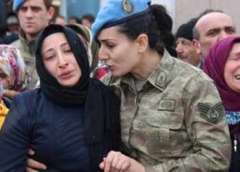 Şehidin hamile eşi cenazede sinir krizi geçirdi