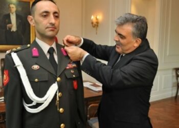 Eski Başyaver Albay tutuklandı