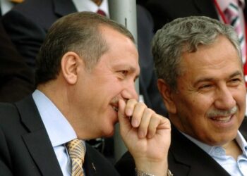 Erdoğan ‘başkanlık’ için eski vekillere sarıldı