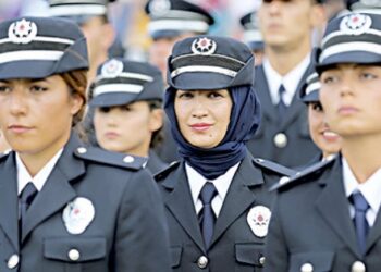 İskoçya’da kadın polislere başörtüsü izni