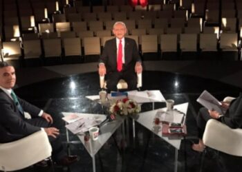 Hande Fırat ve Hakan Çelik havuz gazetecilerini geçti