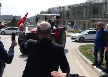 Eski Başbakan Yardımcısı, eline bayrak alıp yol kesti