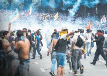 On binler “Diktatörlüğe hayır” dedi!