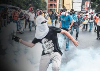 Venezuela’da ekonomi çöktü, yangın büyüyor