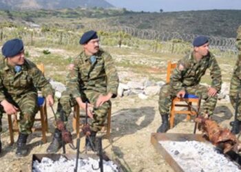 Yunan askerler Türk adasında kuzu çevirdi