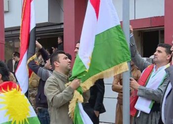 Kerkük’te resmi kurumlara KBY bayrağı asıldı
