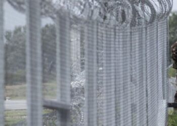 ​Macaristan sığınmacılara karşı sınıra elektrikli tel örgü çekti