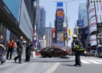 New York’ta Times Meydanı’nda araç yayalara çarptı!