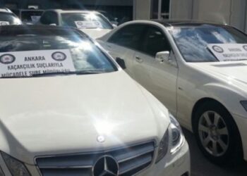 Yurda kaçak sokulan lüks otomobillere el konuldu