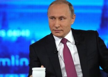 ​Putin: Comey’nin Snowden’dan farkı yok, ona da siyasi sığınma hakkı vermeye hazırız