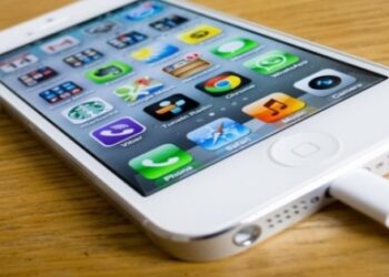 ​Telefonu ile banyo yapan genç kız öldü!