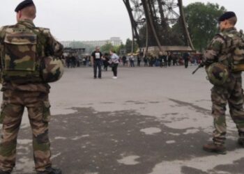 Paris’te bir araç askerlerin üzerine sürüldü: Çok sayıda yaralı var!