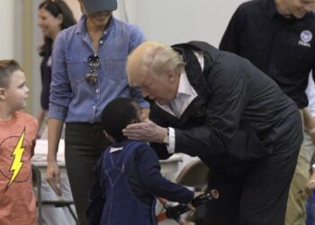 Trump, eleştirilerden sonra ikinci kez afet bölgesinde