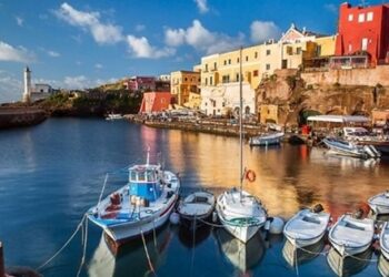 Bu İtalya adası mülteci istiyor