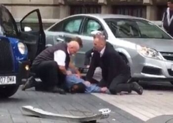 Londra’da bir araç kalabalığın arasına daldı!