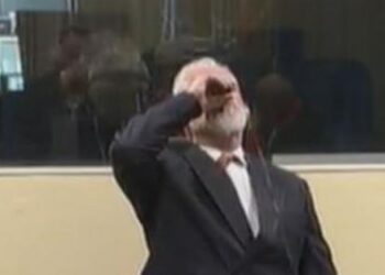 İşkenceci general 20 yıl cezaya çarptırılınca mahkemede zehir içti