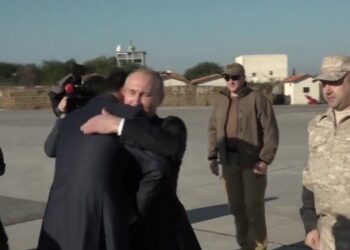 Putin Türkiye ziyareti öncesinde Suriye’ye gitti, Esad’a sarıldı