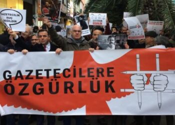 Gazeteciler hapisteki meslektaşları için sokaktaydı