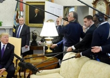 Trump, CNN muhabirini Oval Ofis’ten kovdu: ‘Dışarı’