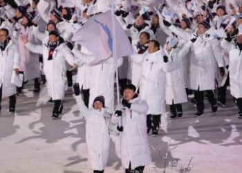 ​Güney ve Kuzey Koreli sporcular birlikte yürüdü