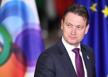 ​Yalan söylediğini itiraf eden bakan istifa etti