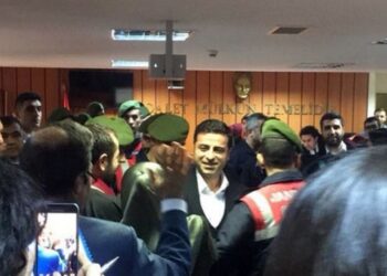 Demirtaş, tutuklu yargılandığı davada ilk kez duruşma salonunda