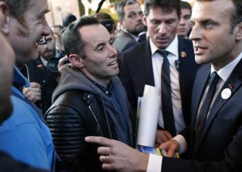 ​Macron kendisini yuhalayan çiftçilerle sohbet etti