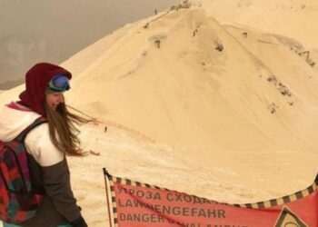 Doğu Avrupa ‘turuncu kar’la kaplandı